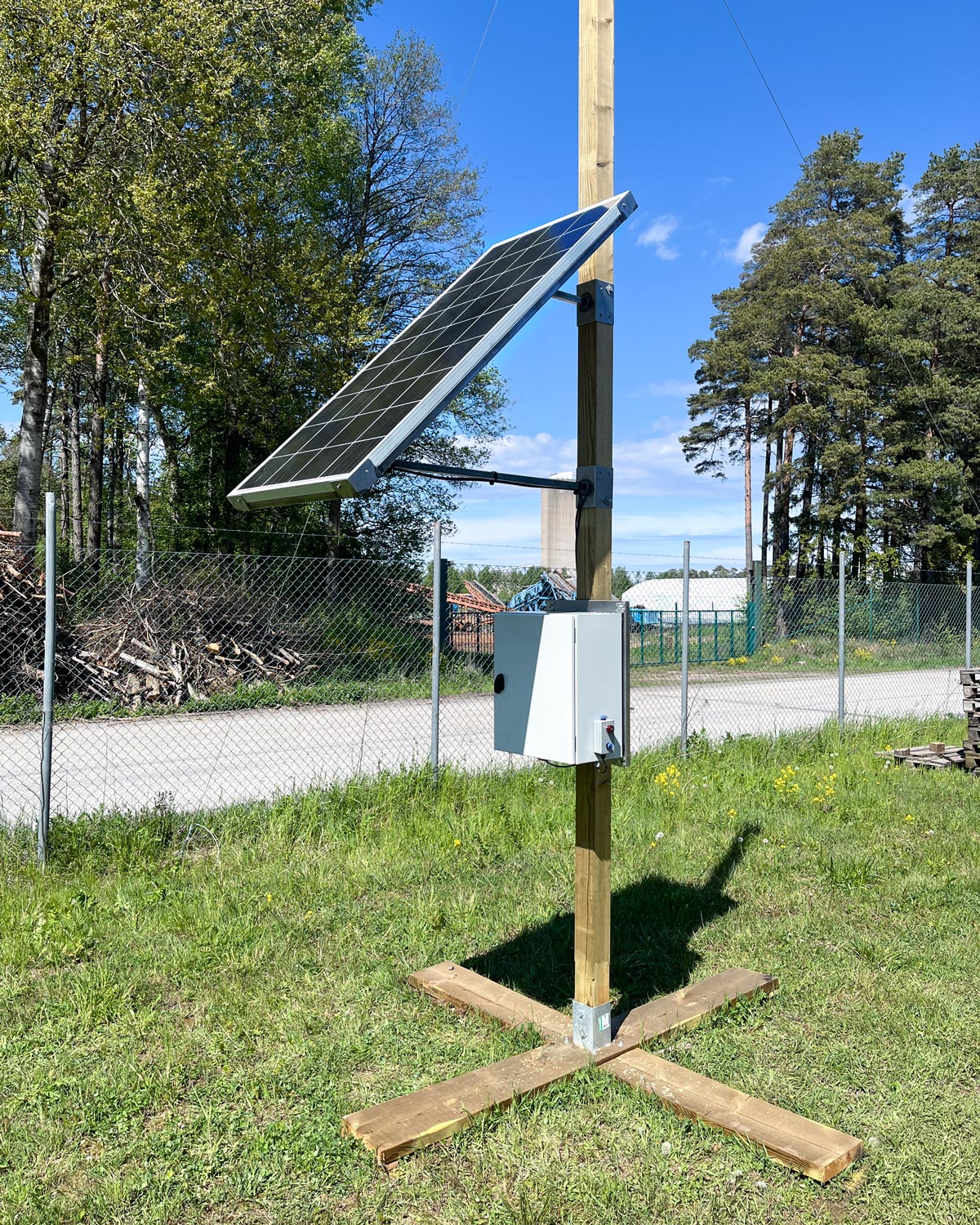 Socellsenhet monterad på stolde med kopplingsskåp